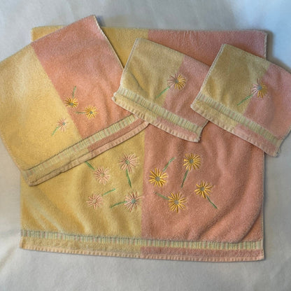 Decorate Bathroom Towels Peach & Yellow Daisy Floral - Flat