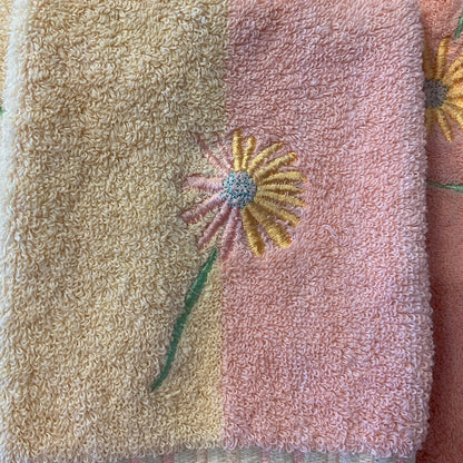 Decorate Bathroom Towels Peach & Yellow Daisy Floral - Fingertip Towel